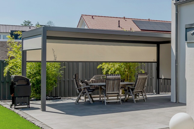 Senkrechtmarkise zur Terrassenüberdachung, manuell oder elektrisch steuerbar
